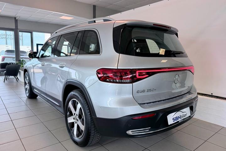 Sølv Mercedes EQB250+ fra 2023