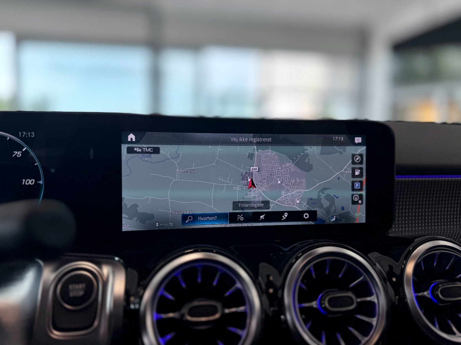 Sølv Mercedes EQB250+ fra 2023