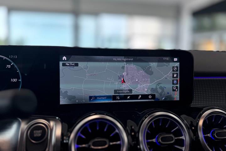 Sølv Mercedes EQB250+ fra 2023