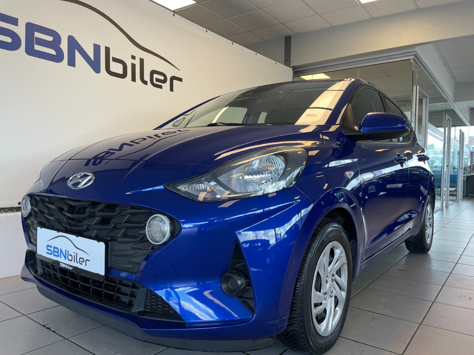 Blå Hyundai i10 fra 2024
