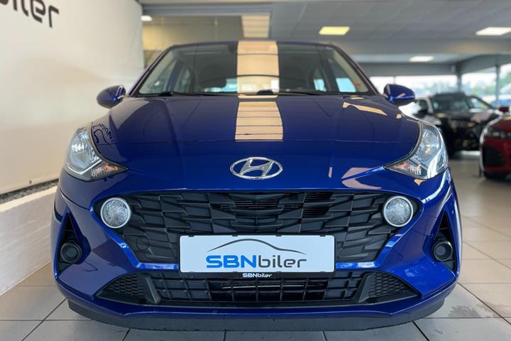 Blå Hyundai i10 fra 2024
