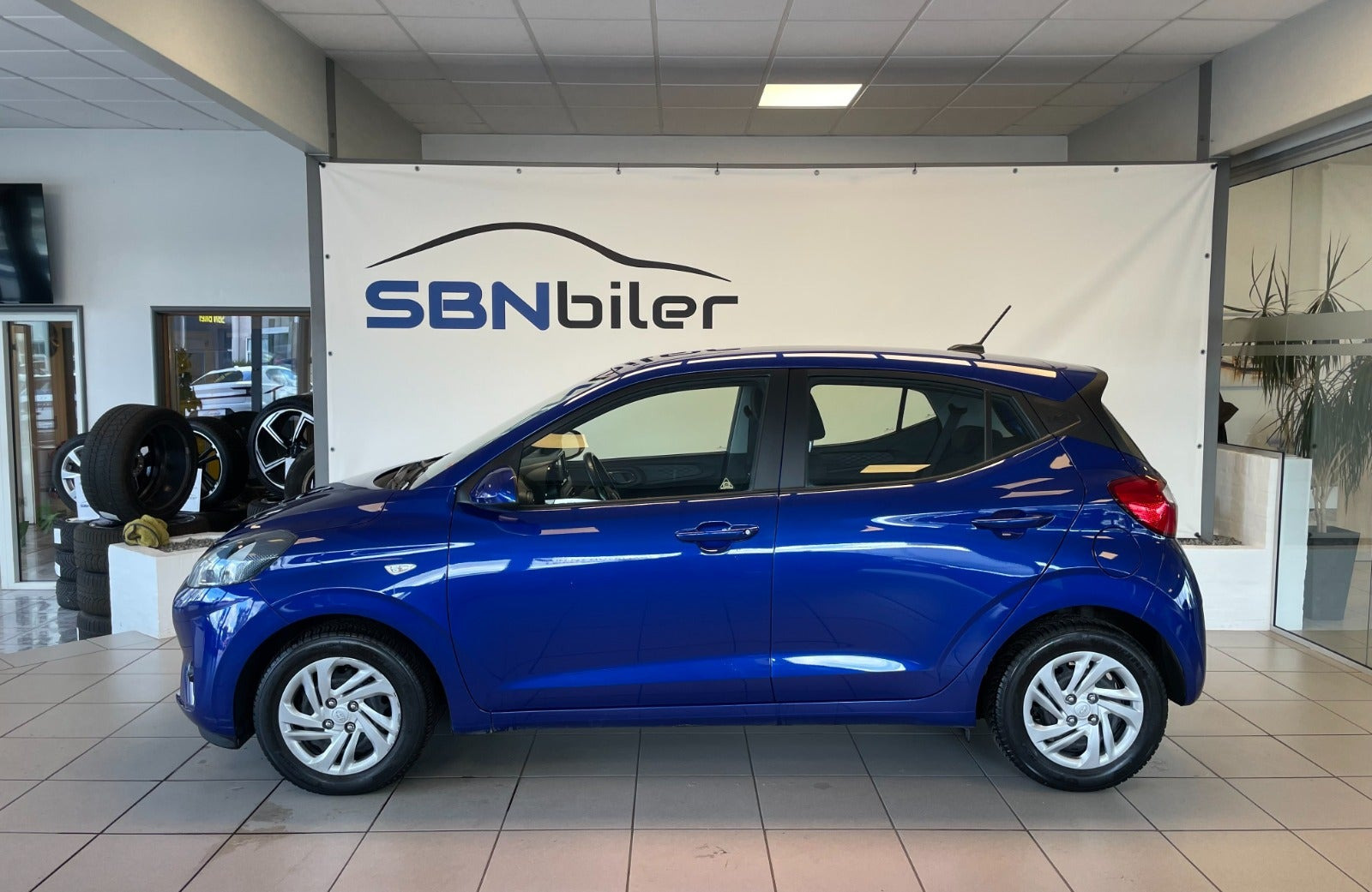 Blå Hyundai i10 fra 2024