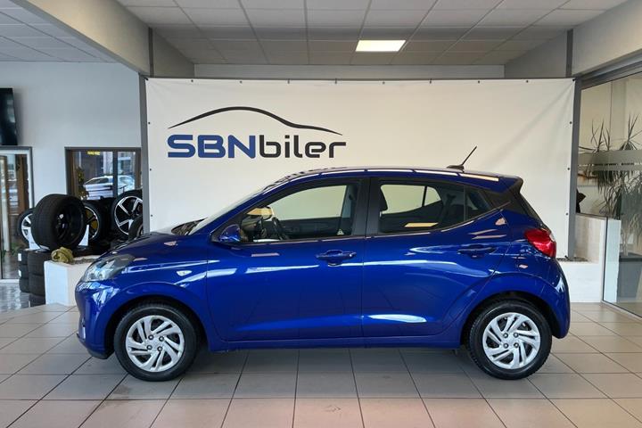Blå Hyundai i10 fra 2024