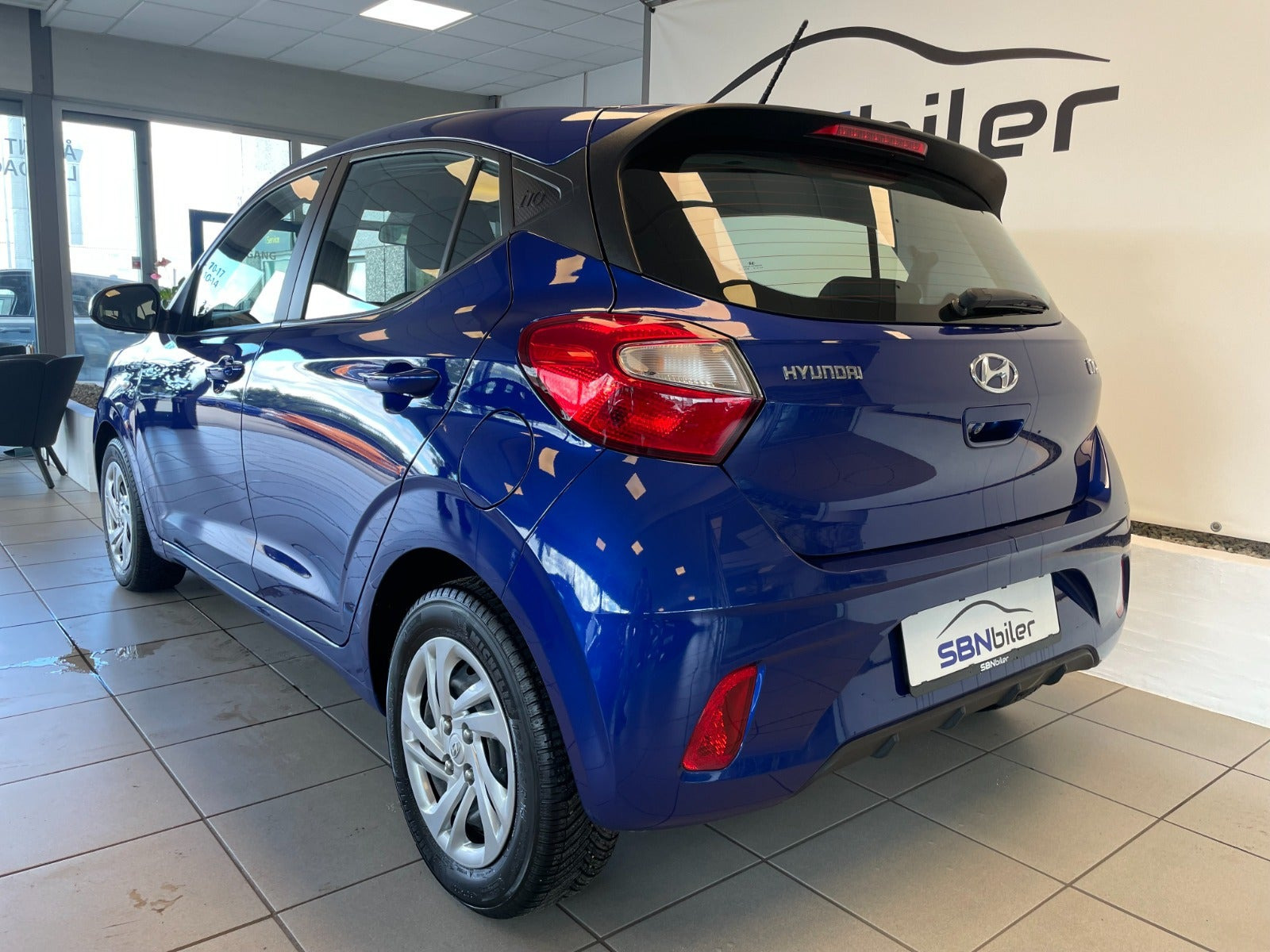Blå Hyundai i10 fra 2024