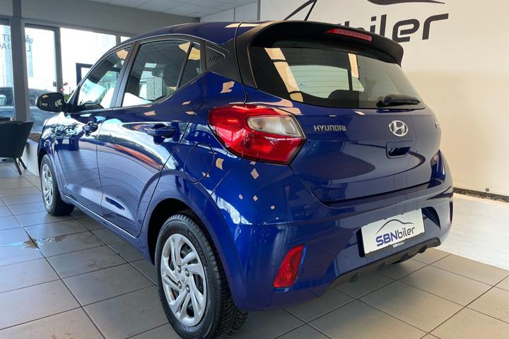 Blå Hyundai i10 fra 2024