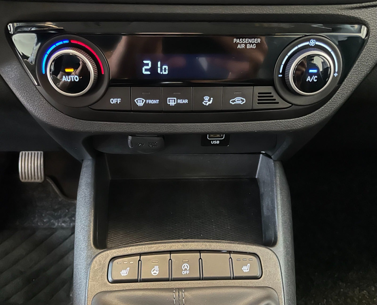 Blå Hyundai i10 fra 2024