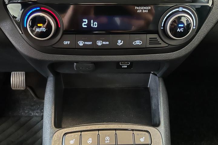Blå Hyundai i10 fra 2024