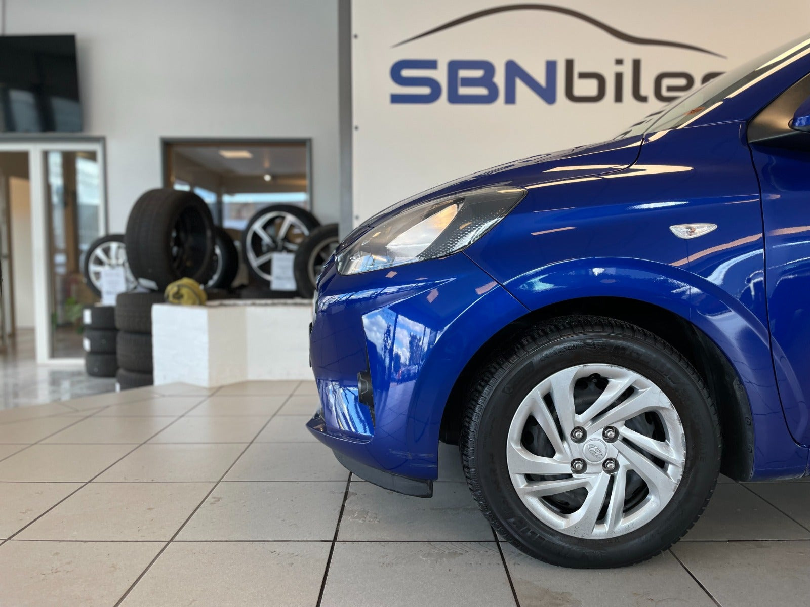 Blå Hyundai i10 fra 2024
