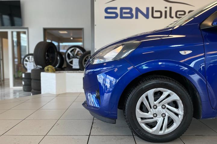 Blå Hyundai i10 fra 2024