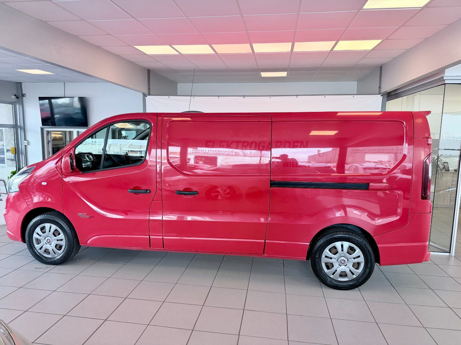 Rød Fiat Talento fra 2019