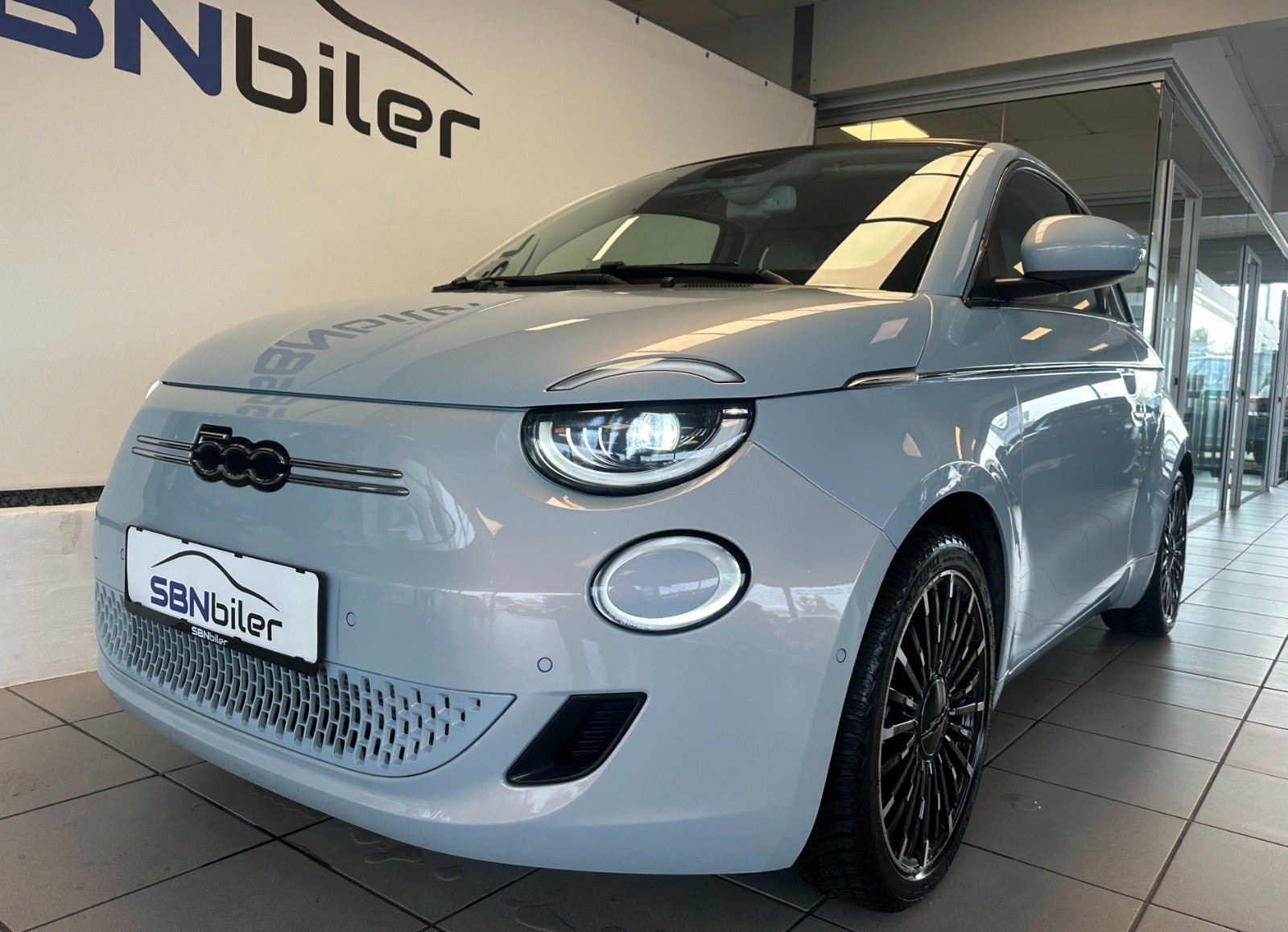 Blå Fiat 500e fra 2021
