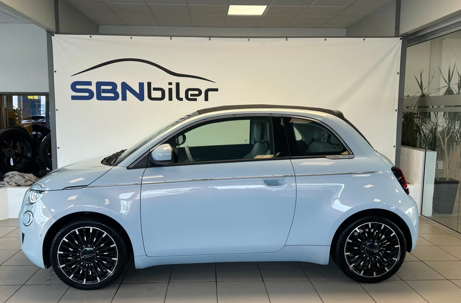 Blå Fiat 500e fra 2021