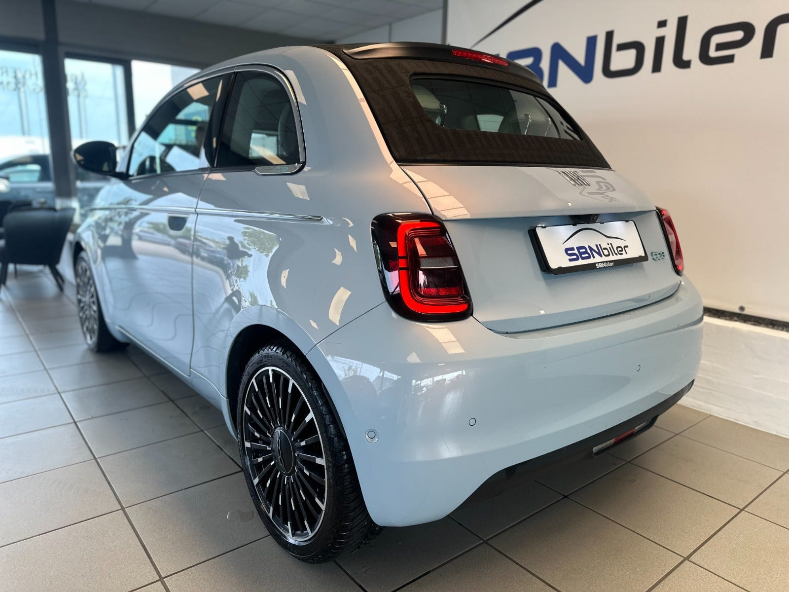 Blå Fiat 500e fra 2021