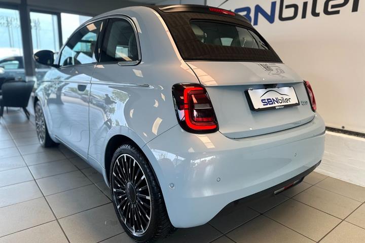 Blå Fiat 500e fra 2021