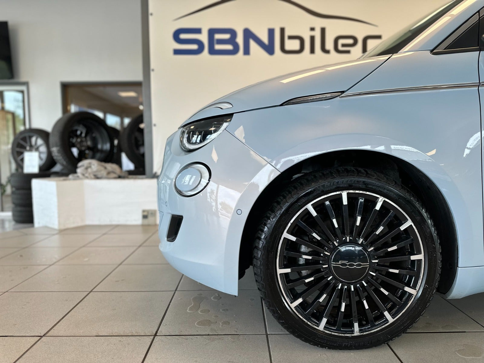 Blå Fiat 500e fra 2021