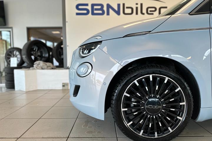 Blå Fiat 500e fra 2021