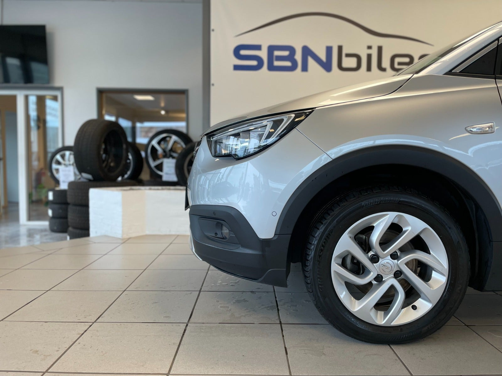 Grå Opel Crossland X fra 2020