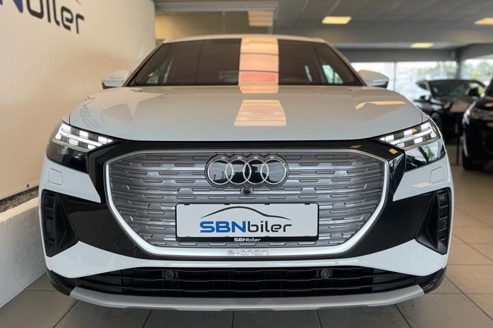 Hvid Audi Q4 e-tron fra 2024