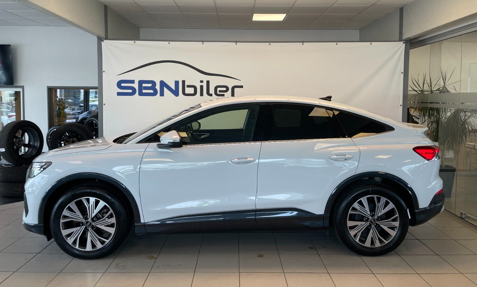 Hvid Audi Q4 e-tron fra 2024