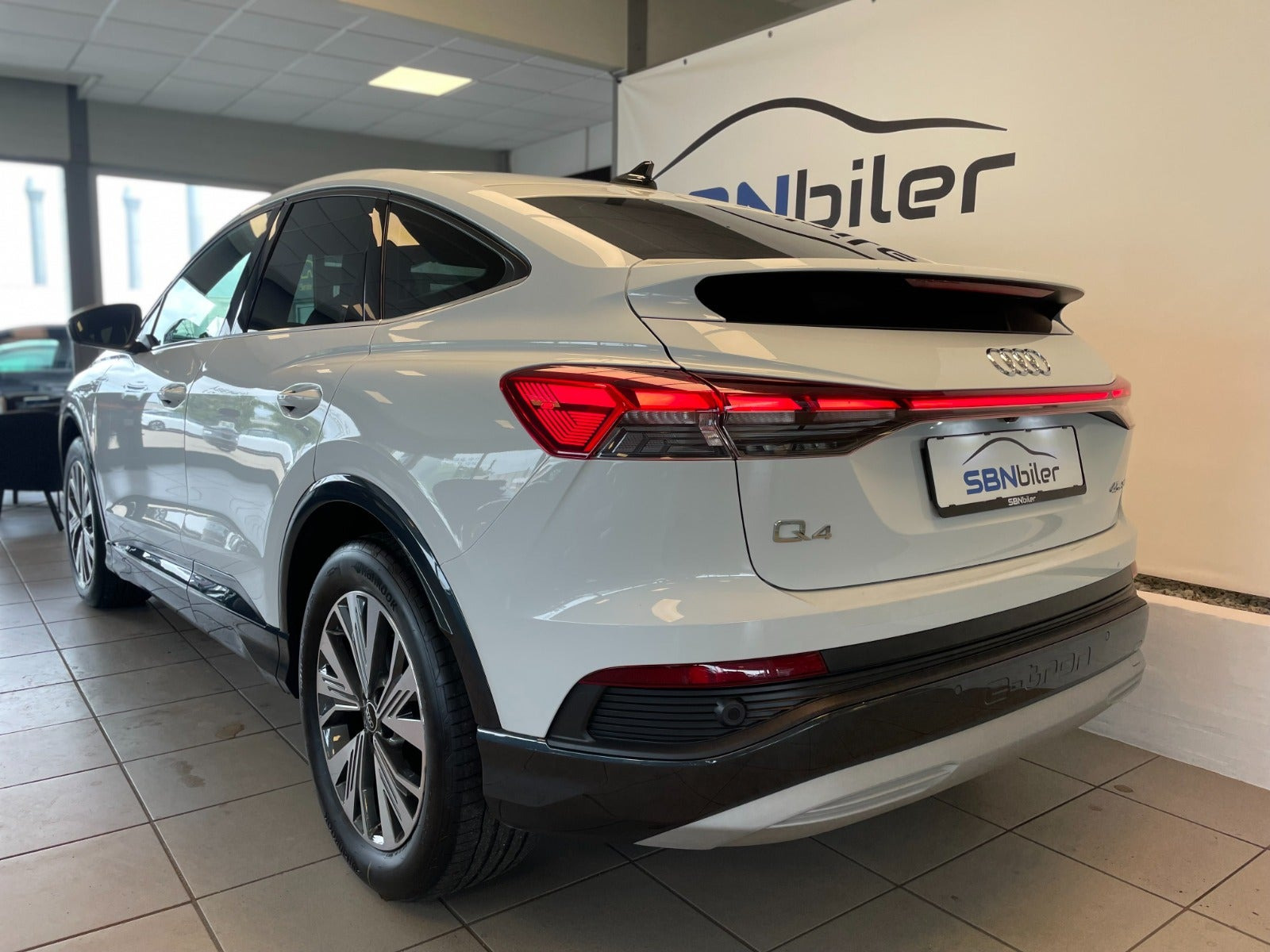 Hvid Audi Q4 e-tron fra 2024
