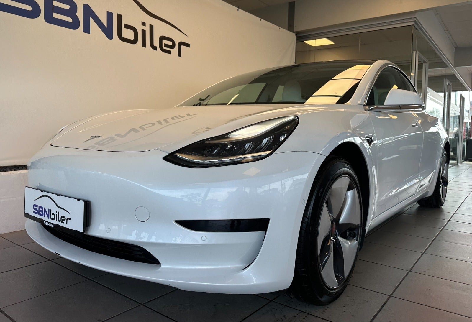 Hvid Tesla Model 3 fra 2020
