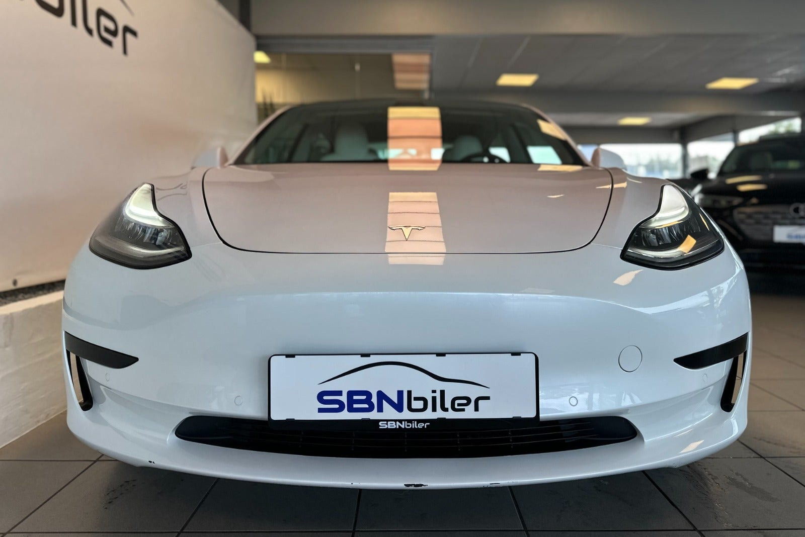 Hvid Tesla Model 3 fra 2020