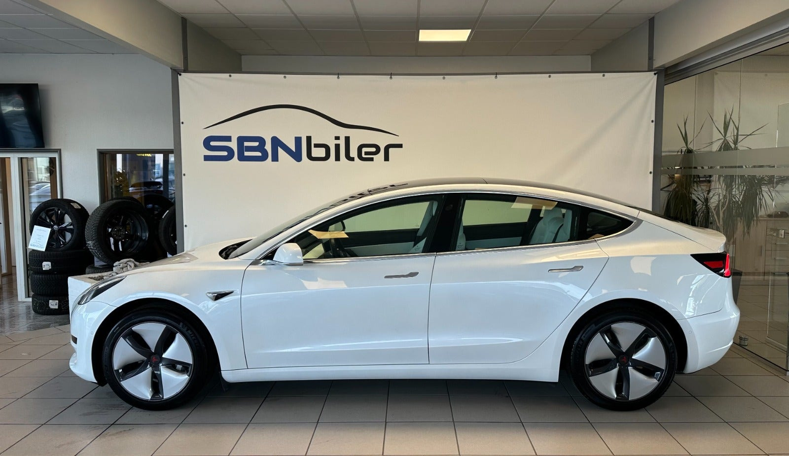 Hvid Tesla Model 3 fra 2020