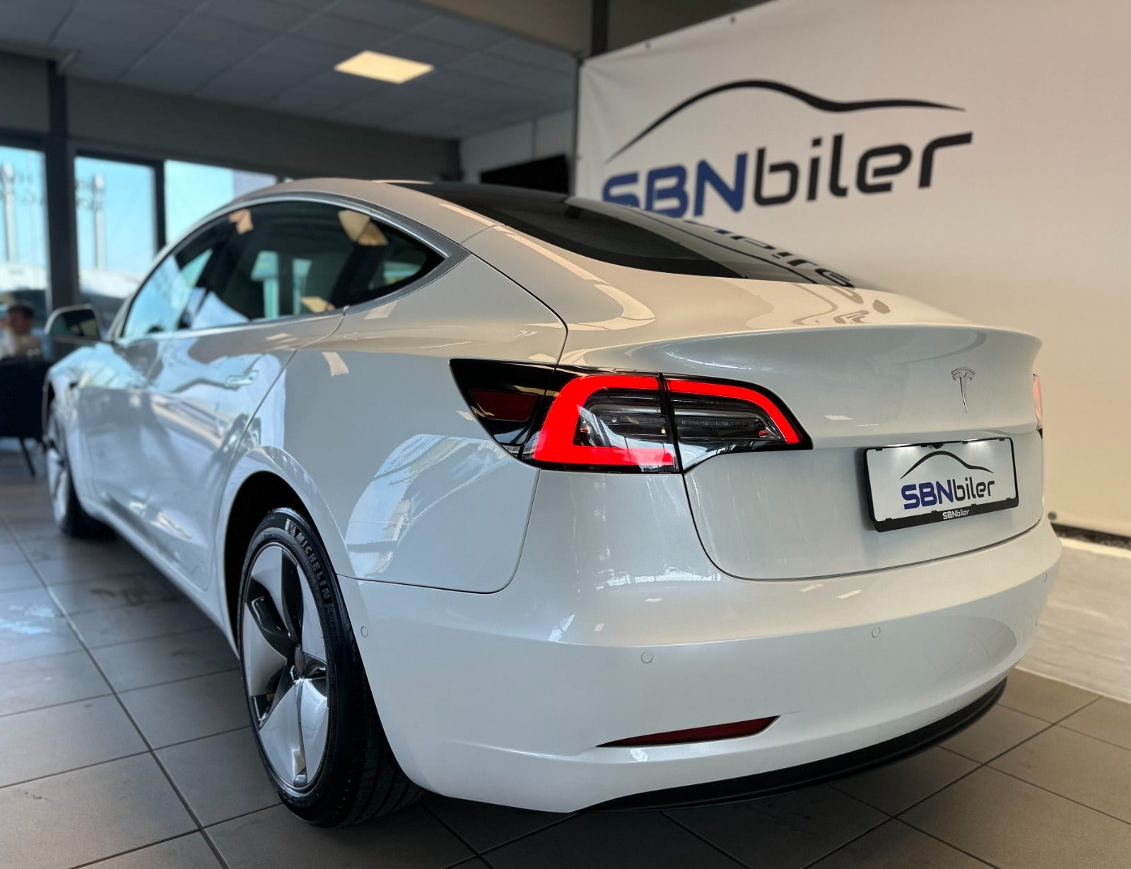 Hvid Tesla Model 3 fra 2020