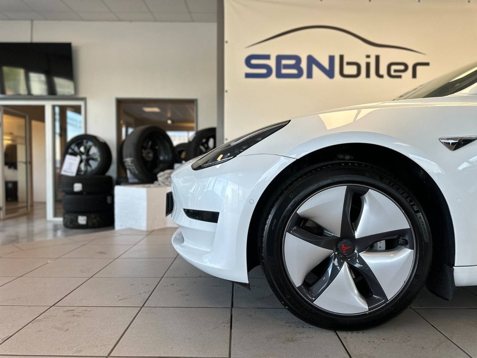 Hvid Tesla Model 3 fra 2020