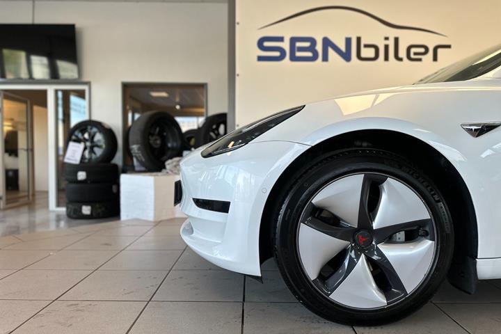 Hvid Tesla Model 3 fra 2020