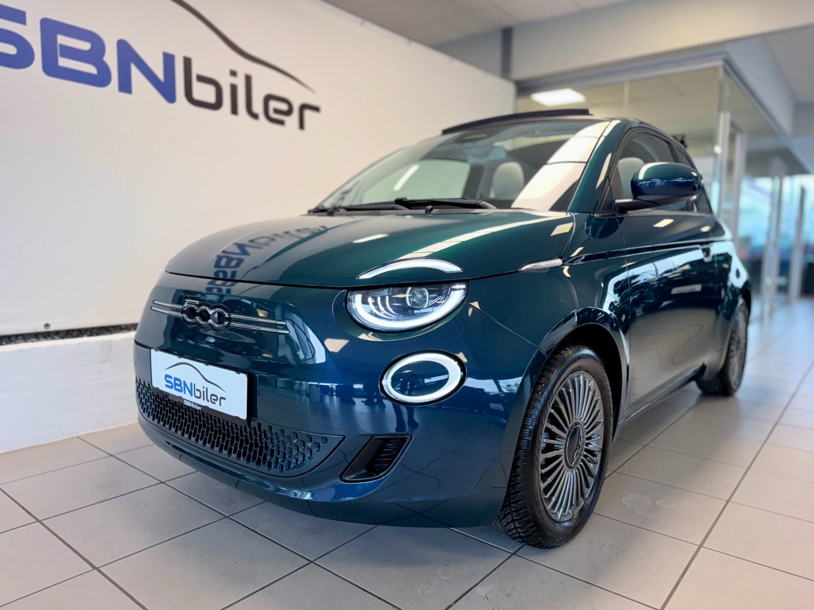 Blå Fiat 500e fra 2022