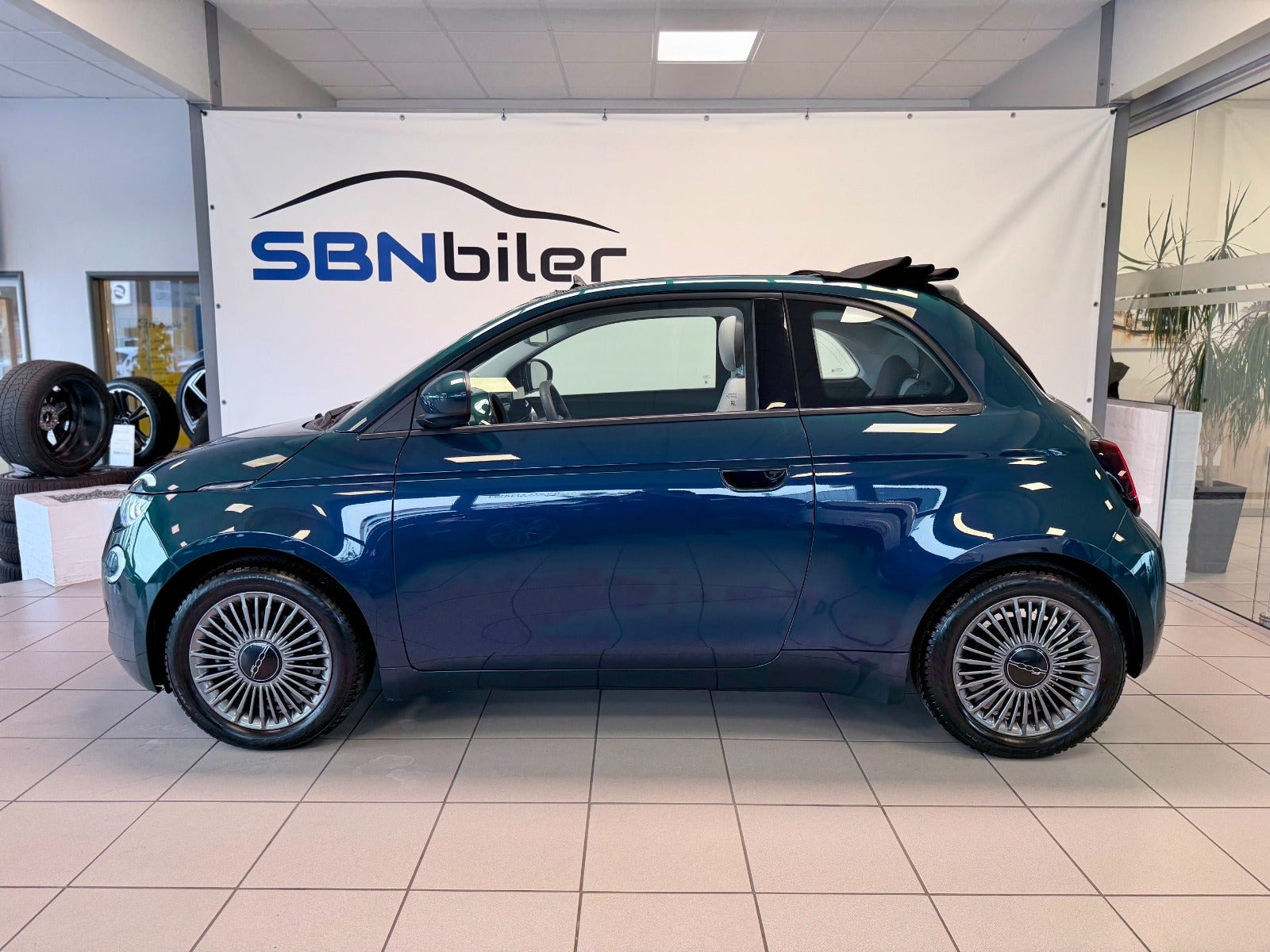 Blå Fiat 500e fra 2022