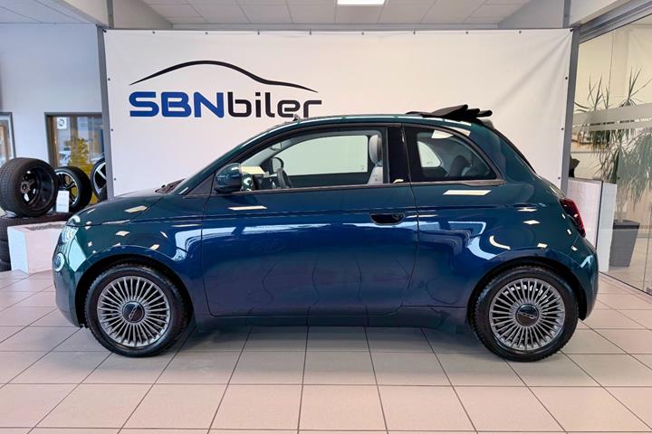 Blå Fiat 500e fra 2022