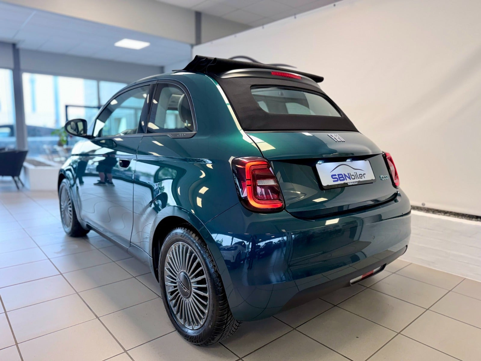 Blå Fiat 500e fra 2022