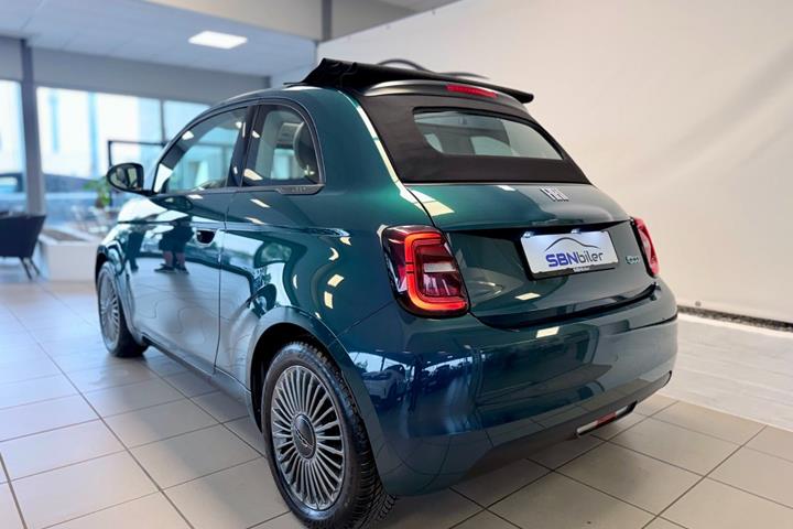 Blå Fiat 500e fra 2022