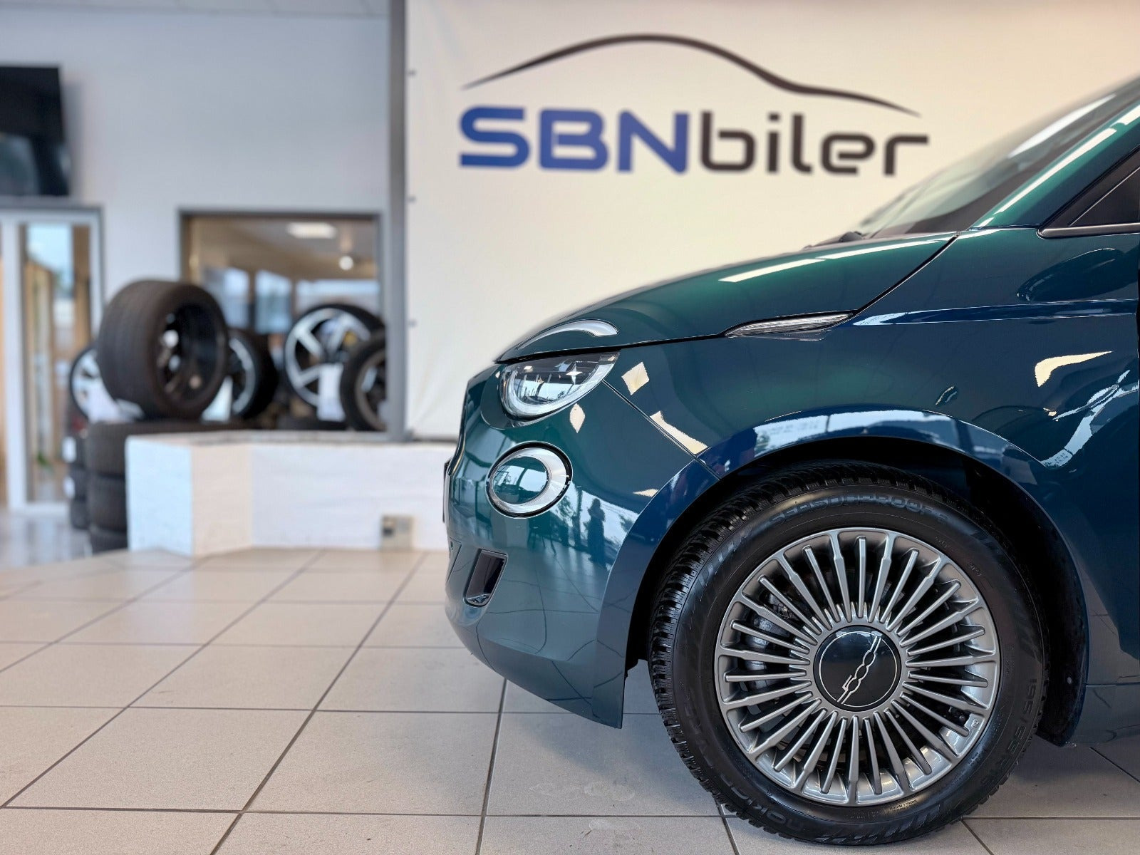 Blå Fiat 500e fra 2022