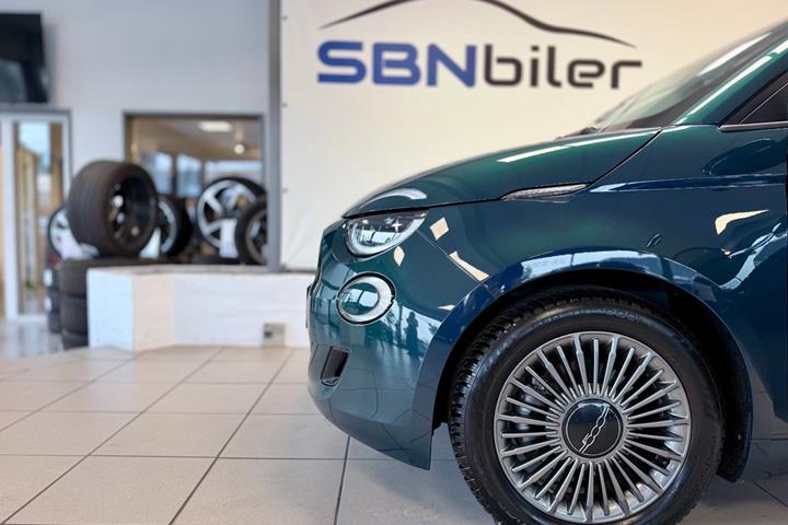 Blå Fiat 500e fra 2022
