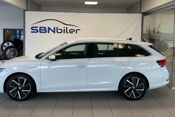 Hvid Skoda Octavia fra 2021