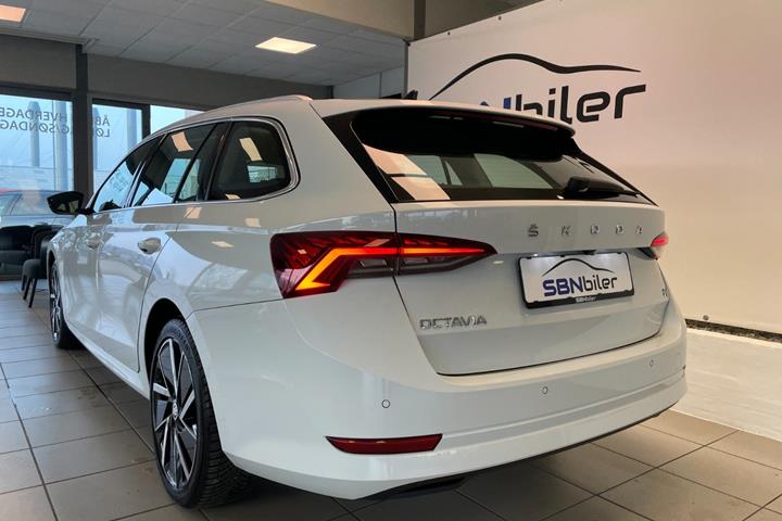 Hvid Skoda Octavia fra 2021