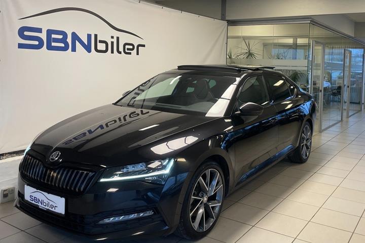 Sort Skoda Superb fra 2021