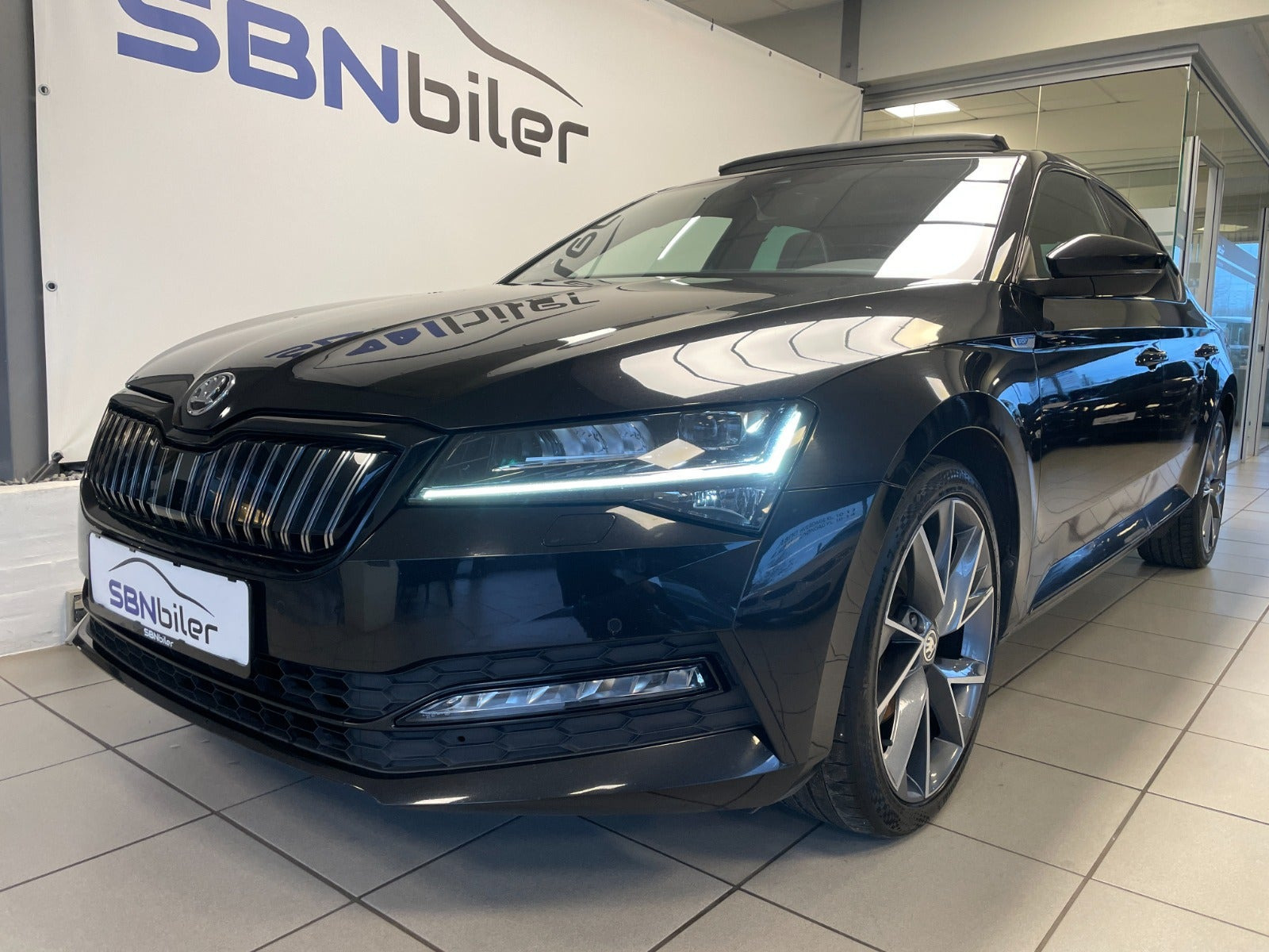 Sort Skoda Superb fra 2021