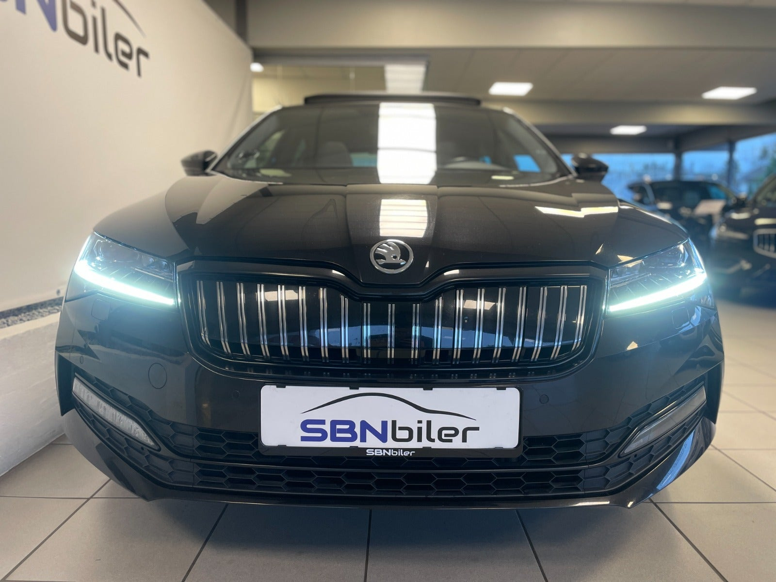 Sort Skoda Superb fra 2021