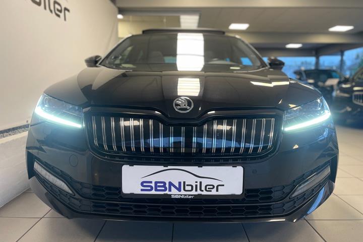 Sort Skoda Superb fra 2021