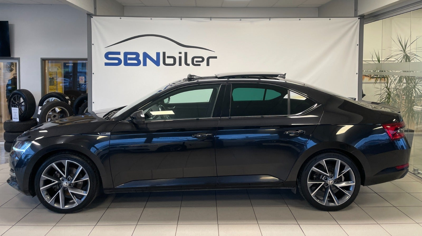 Sort Skoda Superb fra 2021
