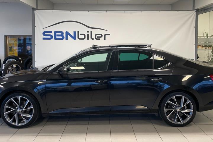 Sort Skoda Superb fra 2021