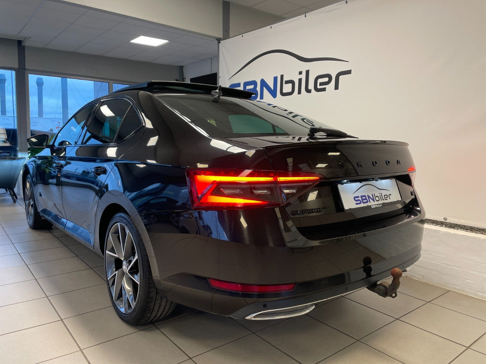 Sort Skoda Superb fra 2021