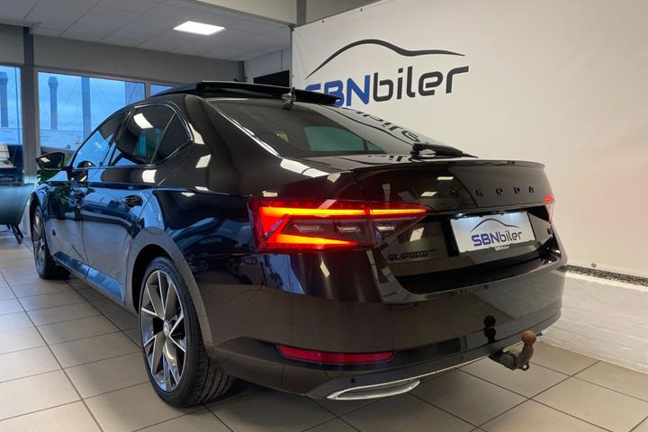 Sort Skoda Superb fra 2021