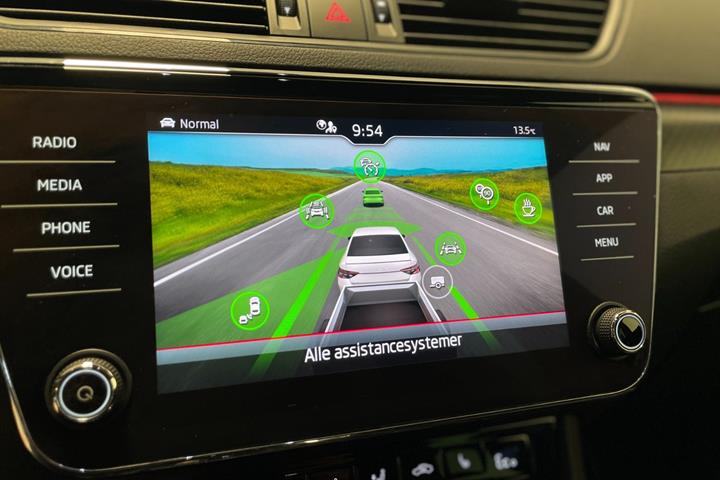Sort Skoda Superb fra 2021