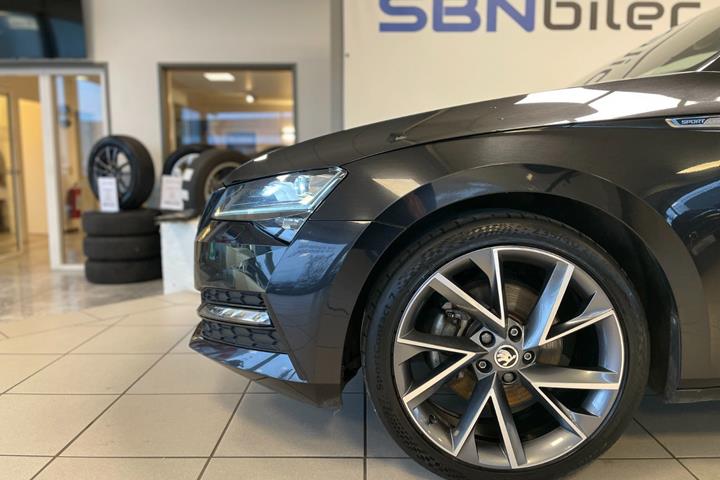Sort Skoda Superb fra 2021
