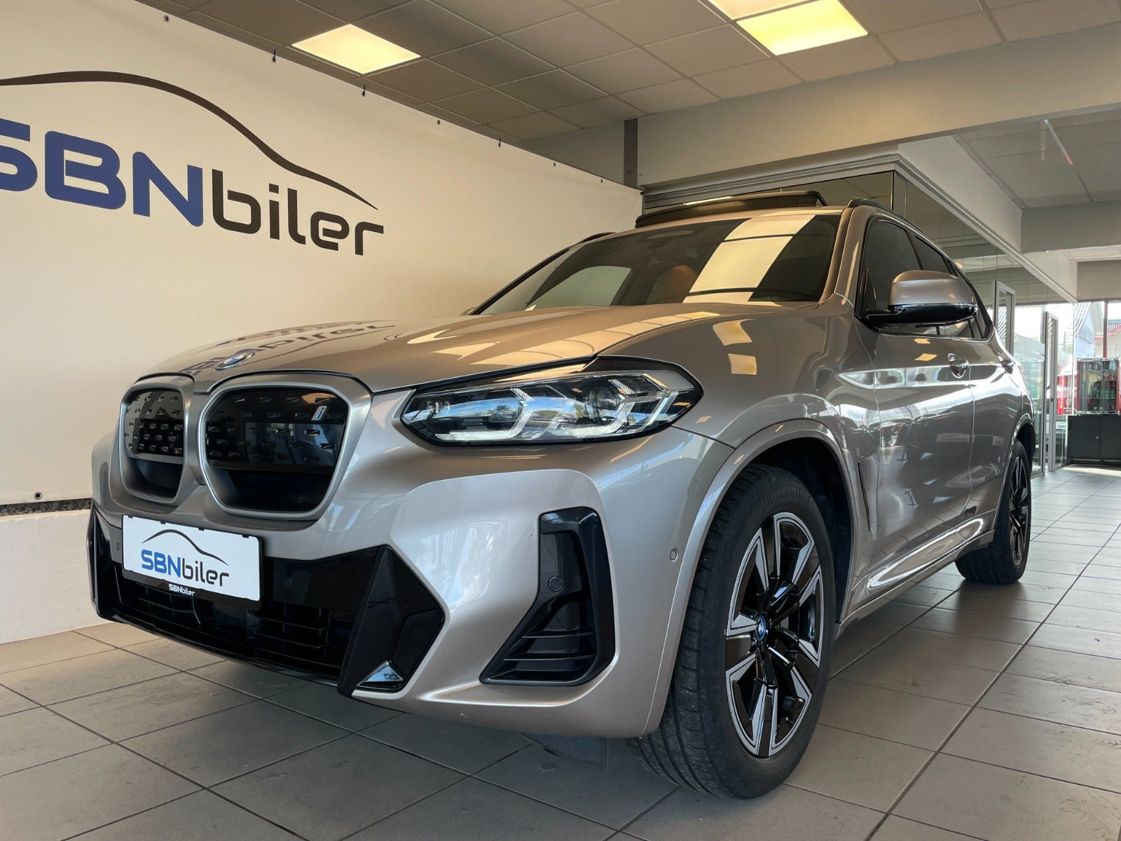Orange BMW iX3 fra 2024